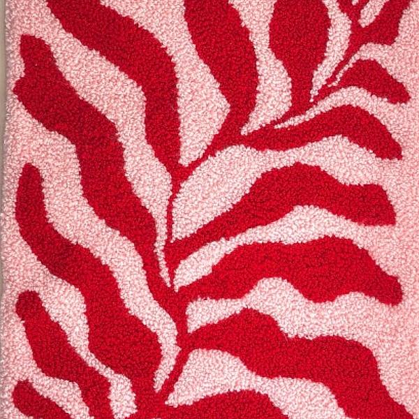 Tapis Mural en Punch Needle – Feuillage Rouge sur Fond Rose